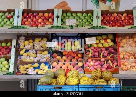 Leipzig, Deutschland. Oktober 2021. Äpfel, Birnen, Nektarinen, Pfirsiche, Pflaumen und Honigtau-Melonen liegen im Schaudealer. Quelle: Jan Woitas/dpa-Zentralbild/ZB/dpa/Alamy Live News Stockfoto