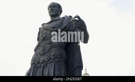 Julius Caesar Statue In Rom, Italien. Lager. Video einer Statue von Julius Caesar. Stockfoto