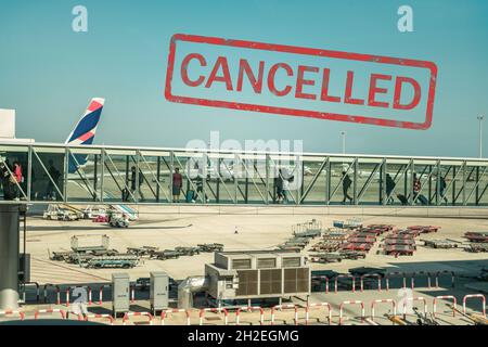 Barcelona, Spanien - 17. März 2019: Passagierflugzeug wird am Flughafen verladen. Stockfoto