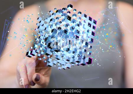 Ein Mensch, der einen virtuellen Würfel hält, der Informationen darstellt, die in einer Nanostruktur in 3D gespeichert sind Stockfoto
