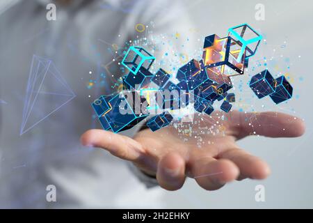 Der Mensch hält einen virtuellen Würfel, der Informationen in einer Nanostruktur in 3D darstellt Stockfoto
