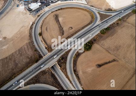 Luftdrohnenansicht einer modern gestalteten Autobahn-öffentlichen Straße. Straßentransport Stockfoto