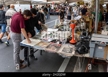 Zwei Männer stöbern auf dem Mercato di Porta Portese Second-Hand-Straßenmarkt im Stadtteil Trastevere in Rom, Italien Stockfoto