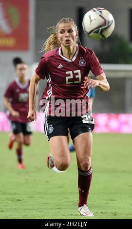 Petach Tikwa, Israel. Oktober 2021. Fußball, Frauen: WM-Qualifikation Europa, Gruppe H, Israel - Deutschland, im HaMoshava-Stadion. Die deutsche Tabea Waßmuth in Aktion. Quelle: Berney Ardov/dpa/Alamy Live News Stockfoto