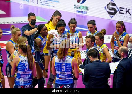 Treviso, Italien. Oktober 2021. Daniele Santarelli (Coach Conegliano) mit Team während der Auszeit während Imoco Volley Conegliano gegen Igor Gorgonzola Novara, Volleyball Italienische Serie A1 Frauenspiel in Treviso, Italien, Oktober 21 2021 Kredit: Unabhängige Fotoagentur/Alamy Live News Stockfoto