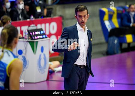 Treviso, Italien. Oktober 2021. Daniele Santarelli (Coach Conegliano) Gesten während des Imoco Volley Conegliano gegen Igor Gorgonzola Novara, Volleyball Italienische Serie A1 Frauenspiel in Treviso, Italien, Oktober 21 2021 Kredit: Unabhängige Fotoagentur/Alamy Live News Stockfoto