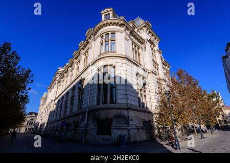 Bukarest, Rumänien, 22. November 2020 - Straße mit alten Gebäuden im historischen Zentrum an einem sonnigen Herbsttag Stockfoto