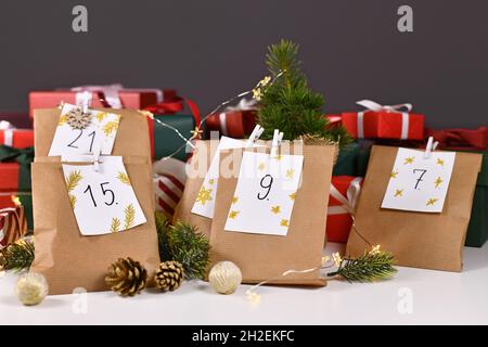 Selbstgemachter Adventskalender aus handgeschriebenen Papiertüten mit handschriftlichen Nummern Stockfoto