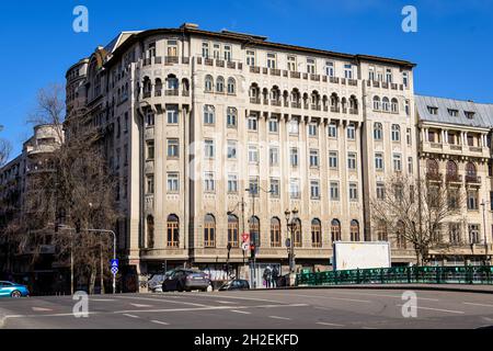 Bukarest, Rumänien, 13. Februar 2021 - Alte Gebäude neben der Izvor-Brücke (Modul Izvor) am Dambovita-Fluss und klarer blauer Himmel im Zentrum von Buchares Stockfoto