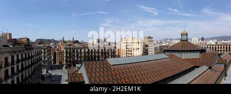Panoramablick auf die Dächer des Mercat del Born und das Viertel Born in Barcelona. Stockfoto