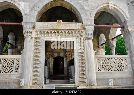 Grüne Moschee (yesil camii) in Nicaea (iznik) Eingangstor und arabische und islamische Details über dem Tor Gravur mit vielen architektonischen Details auf Stockfoto