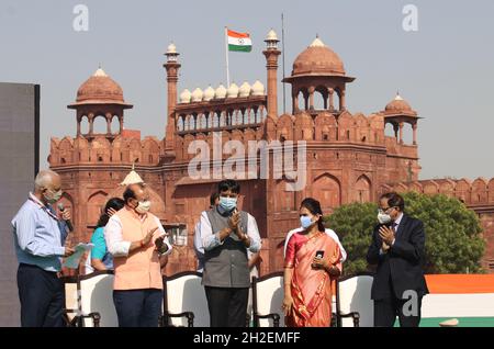 Neu-Delhi, Indien. Oktober 2021. Der Gesundheitsminister der indischen Union, Mansukh Mandaviya (3. Von L), lancierte als Staatsminister (MOS) ein Lied und einen audiovisuellen Film für Heath, Bharati Pawar (2R) und Vinay Kumar Saxena, Der Vorsitzende der Khadi & Village Industries Commission (2L) wird während einer Veranstaltung gesehen, bei der die Verabreichung von 100 crore (1 Milliarde) Covid-19-Impfdosen gegen das Coronavirus im historischen Roten Fort abgeschlossen wurde. Kredit: SOPA Images Limited/Alamy Live Nachrichten Stockfoto