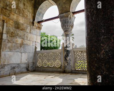 Grüne Moschee (yesil camii) in Nicaea (iznik) Eingangstor und arabische und islamische Details über dem Tor Gravur mit vielen architektonischen Details auf Stockfoto