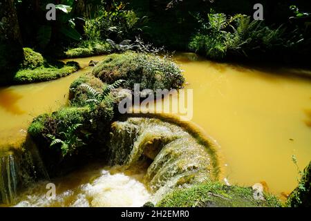 Kleiner Wasserfall mit Kaskaden in Fournas auf den azoren Stockfoto