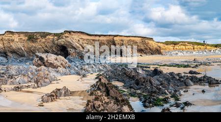 Gunwalloe, Großbritannien - Okt 18 2021 Dollar Cove ein rauer felsiger Strand auf der Halbinsel Lizard an einem hellen Herbsttag. Es gibt ein paar Besucher. Stockfoto