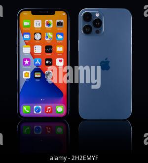 Galati, Rumänien - 14. Oktober 2021: Studioaufnahme des neuen Apple iPhone 12 Pro Max in blauer Farbe, Anzeige des vorderen Home-Bildschirms, Rückansicht mit Apple-Logo. Isola Stockfoto