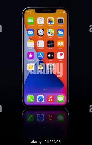 Galati, Rumänien - 14. Oktober 2021: - Studioaufnahme des neuen Apple iPhone 12 Pro Max Graphitfarbe, Display Front Home Screen Isolate auf schwarzem Hintergrund Stockfoto