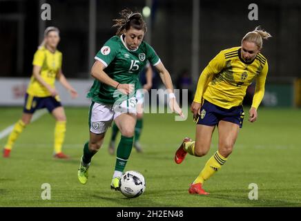 Lucy Quinn, Irlands Republik, tritt beim Qualifikationsspiel der FIFA Frauen-Weltmeisterschaft 2023 im Tallaght Stadium in Dublin mit Jonna Andersson in Aktion. Bilddatum: Donnerstag, 21. Oktober 2021. Stockfoto