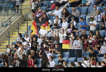 Petach Tikwa, Israel. Oktober 2021. Fußball, Frauen: WM-Qualifikation Europa, Gruppe H, Israel - Deutschland, im HaMoshava-Stadion. Deutsche Fans jubeln mit deutschen Flaggen über das Team. Quelle: Berney Ardov/dpa/Alamy Live News Stockfoto