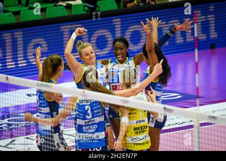 Treviso, Italien. Oktober 2021. Glück von Paola Egonu (Conegliano) und Teamkollegen während des Imoco Volley Conegliano gegen Igor Gorgonzola Novara, Volleyball Italienische Serie A1 Frauenspiel in Treviso, Italien, Oktober 21 2021 Quelle: Independent Photo Agency/Alamy Live News Stockfoto