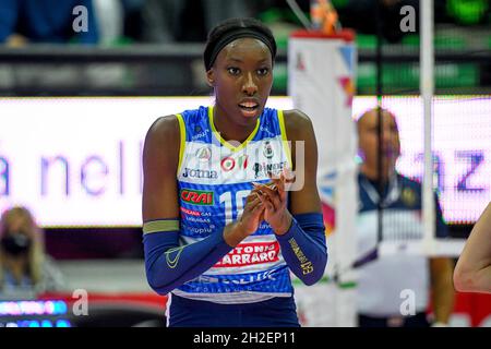 Treviso, Italien. Oktober 2021. Glück von Paola Egonu (Conegliano) während des Imoco Volley Conegliano gegen Igor Gorgonzola Novara, Volleyball Italienische Serie A1 Frauenspiel in Treviso, Italien, Oktober 21 2021 Quelle: Unabhängige Fotoagentur/Alamy Live News Stockfoto