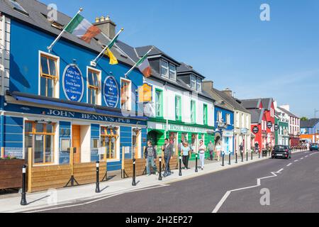 Farbenfrohe Gebäude, Strand Street, Dingle, Dingle Peninsula (Corca Dhuibhne), County Kerry, Republik Irland Stockfoto