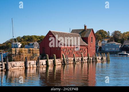 Historische rote Fischerhütte, Motiv Nr. 1, gesehen vom New England Coastal Village von Rockport Massachusetts an einem sonnigen Tag Stockfoto