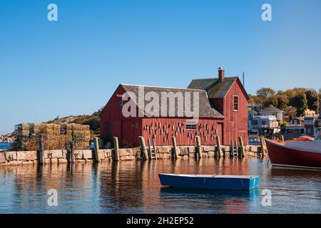 Historische rote Fischerhütte, Motiv Nr. 1, gesehen vom New England Coastal Village von Rockport Massachusetts an einem sonnigen Tag Stockfoto