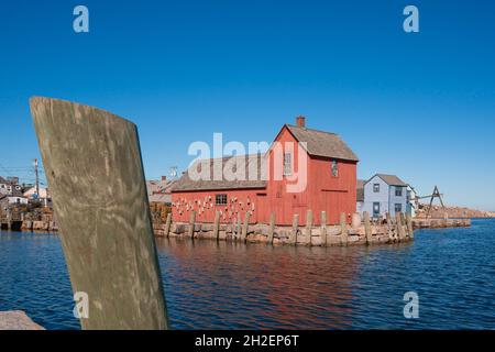 Historische rote Fischerhütte, Motiv Nr. 1, gesehen vom New England Coastal Village von Rockport Massachusetts an einem sonnigen Tag Stockfoto