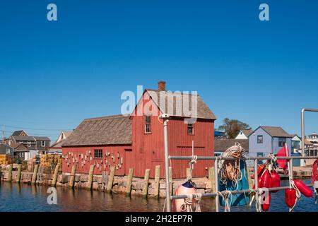 Historische rote Fischerhütte, Motiv Nr. 1, gesehen vom New England Coastal Village von Rockport Massachusetts an einem sonnigen Tag Stockfoto