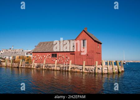 Historische rote Fischerhütte, Motiv Nr. 1, gesehen vom New England Coastal Village von Rockport Massachusetts an einem sonnigen Tag Stockfoto