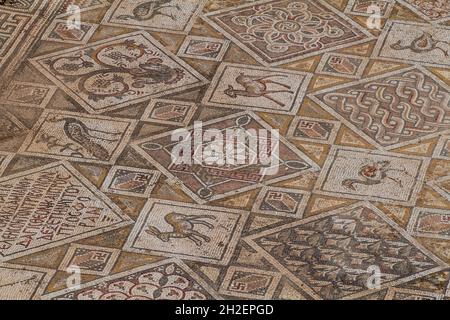 JERASH, JORDANIEN - 1. APRIL 2017: Mosaiken in der Kirche der Heiligen Cosmas und Damianus Ruinen in der antiken Stadt Jerash, Jordanien Stockfoto