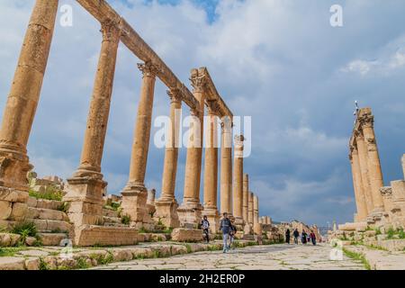 JERASH, JORDANIEN - 1. APRIL 2017: Cardo Maximus Straße in der antiken Stadt Jerash, Jordanien Stockfoto