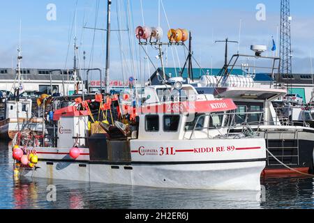 Reykjavik, Island - 4. April 2017: Weißes Fischerboot steht vor Anker im Hafen von Reykjavik Stockfoto