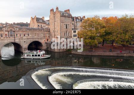 Bath, Vereinigtes Königreich - 1. November 2017: Kleine Passagierfähre geht in die Nähe der Pulteney Bridge aus dem 18. Jahrhundert, die von Robert Adam entworfen wurde Stockfoto