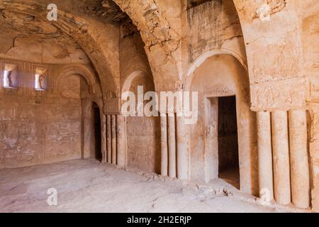 QASR KHARANA, JORDANIEN - 3. APRIL 2017: Ruinen von Qasr Kharana manchmal Harrana, al-Kharanah, Kharaneh oder Hraneh , Wüstenburg im östlichen Jordanien Stockfoto