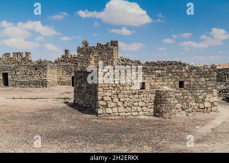 Zerstörte Mauern der Blauen Festung Qasr al-Azraq, die sich in der Wüste des östlichen Jordans befindet. Stockfoto