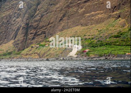 Panoramablick auf die schiere vulkanische Klippe, die sich über dem Ozean erhebt. Stockfoto