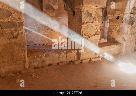 QASR KHARANA, JORDANIEN - 3. APRIL 2017: Lichtstrahlen in einem Raum in Qasr Kharana manchmal Harrana, al-Kharanah, Kharaneh oder Hraneh , Wüstenburg im Osten Stockfoto