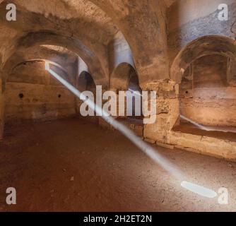 Lichtstrahlen in einem Raum in Qasr Kharana manchmal Harrana, al-Kharanah, Kharaneh oder Hraneh , Wüstenburg im östlichen Jordanien Stockfoto