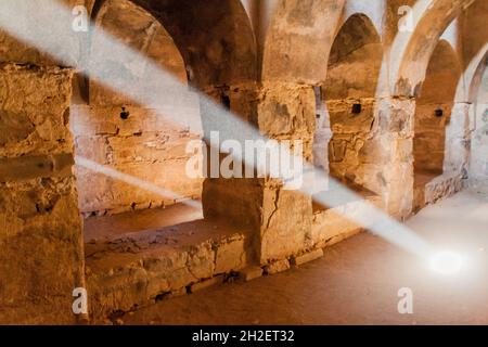 Lichtstrahlen in einem Raum in Qasr Kharana manchmal Harrana, al-Kharanah, Kharaneh oder Hraneh , Wüstenburg im östlichen Jordanien Stockfoto