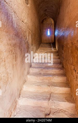 QASR KHARANA, JORDANIEN - 3. APRIL 2017: Treppe bei Qasr Kharana manchmal Harrana, al-Kharanah, Kharaneh oder Hraneh , Wüstenburg im Osten Jordaniens Stockfoto