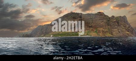 Panoramablick auf die schiere vulkanische Klippe, die sich über dem Ozean erhebt. Stockfoto