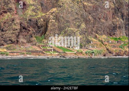 Panoramablick auf die schiere vulkanische Klippe, die sich über dem Ozean erhebt. Stockfoto