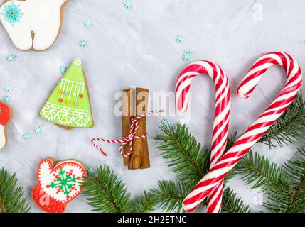 Lebkuchen und Tannenzweige auf weißem Tisch. Weihnachtskarte, Nachbau mit Kopierplatz Stockfoto