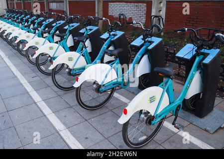 Isbike-Leihräder der Stadtgemeinde Istanbul werden zur Miete nebeneinander geparkt. Stockfoto