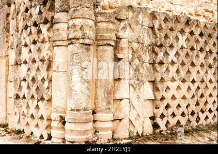 Geometrische Entwürfe an der Wand eines Gebäudes an den Maya-Ruinen von Kabah, Puuc Route, Yucatan, Mexiko Stockfoto