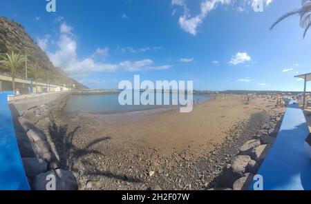 Funchal, Madeira Portugal - 8. Juli 2021: Peaple am Calheta-Strand, der den Sommer während der globalen Pandemie genießt Stockfoto