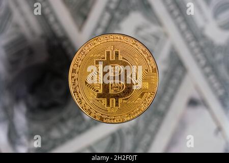 Die goldene Bitcoin, US-Dollar-Banknoten auf einem Hintergrund Stockfoto