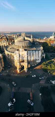 Vertikale Aufnahme das Nationales Oper- und Balletttheater in Odessa Ukraine mit Stadt- und Hafenhintergrund. Stockfoto